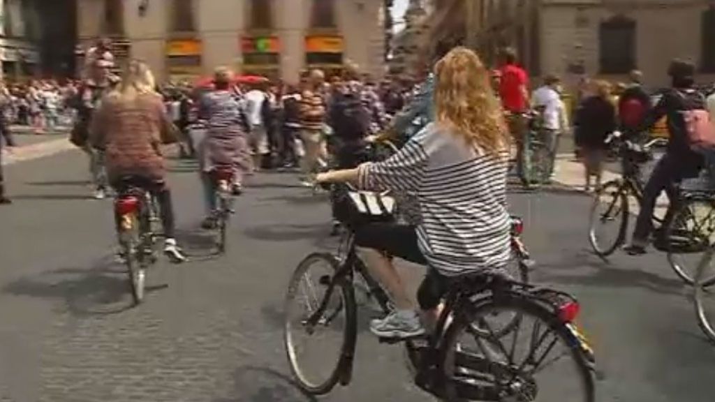Límite a bicis, patinetes y segways en las aceras de Barcelona
