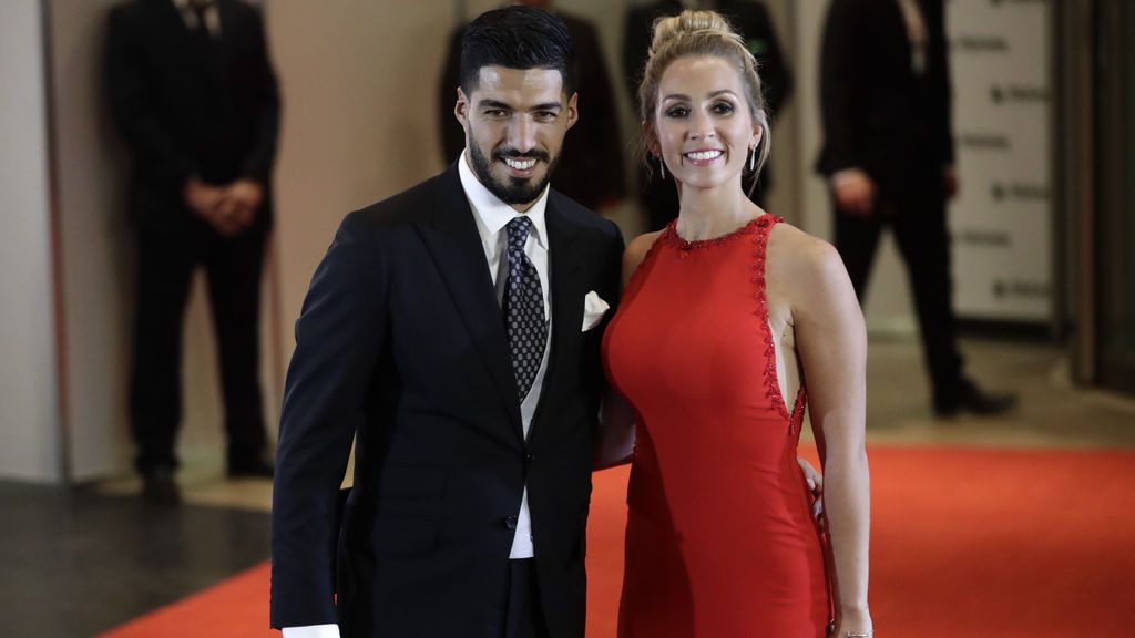 El futbolista uruguayo Luis Suárez y su mujer Sofia Balbi acudió junto a sus compañeros de equipo