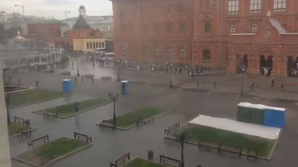 Baños portátiles toman vida propia en una fuerte tormenta en Moscú