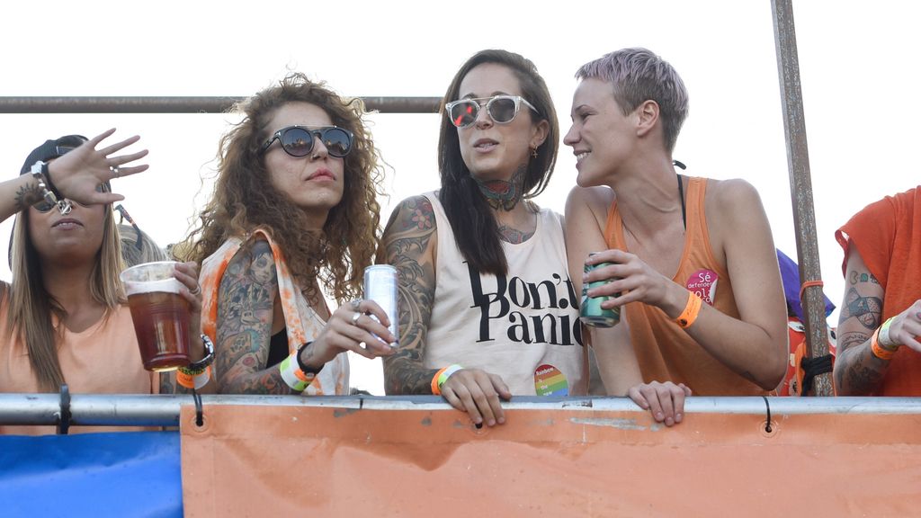 Sofía Cristo estuvo, junto a Dulceida, pasando un buen rato subida a una de las carrozas más divertidas de todo el desfile