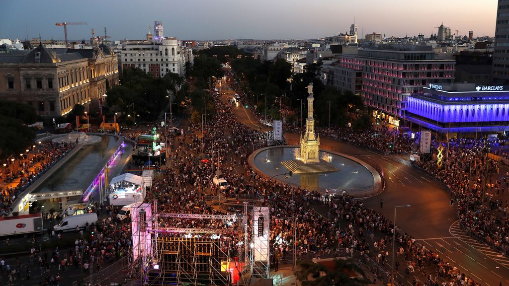 El desfile a punto de pasar por la Plaza de Colón