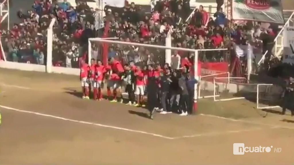 Dybala marca un gol de falta ante una barrera de 20 personas y dentro de la portería