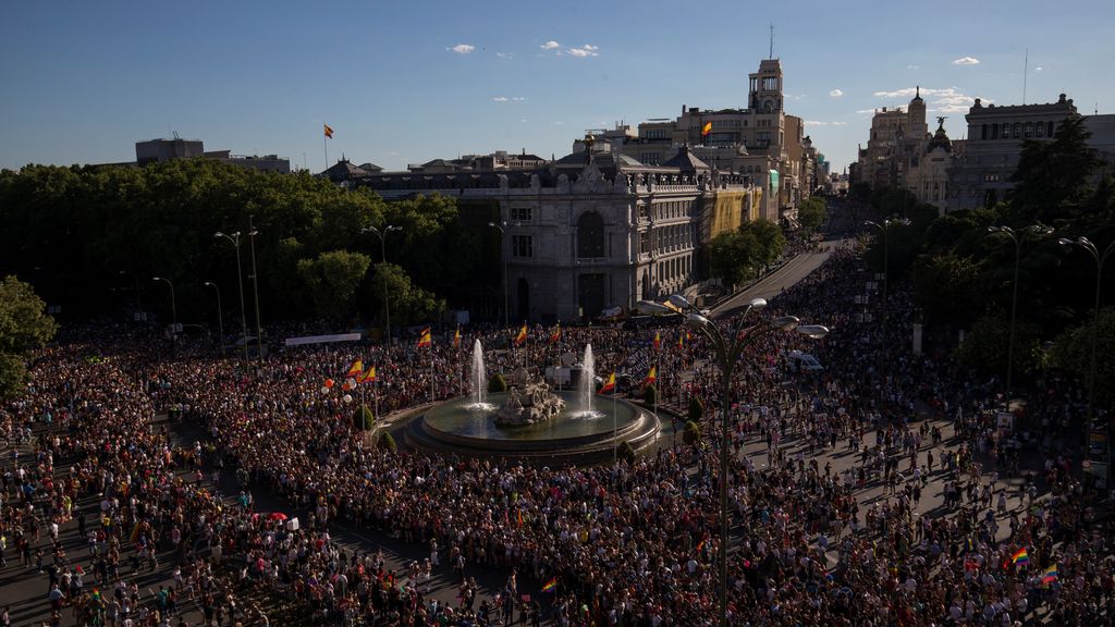 La Plaza de Cibeles abarrotada espera el desfile