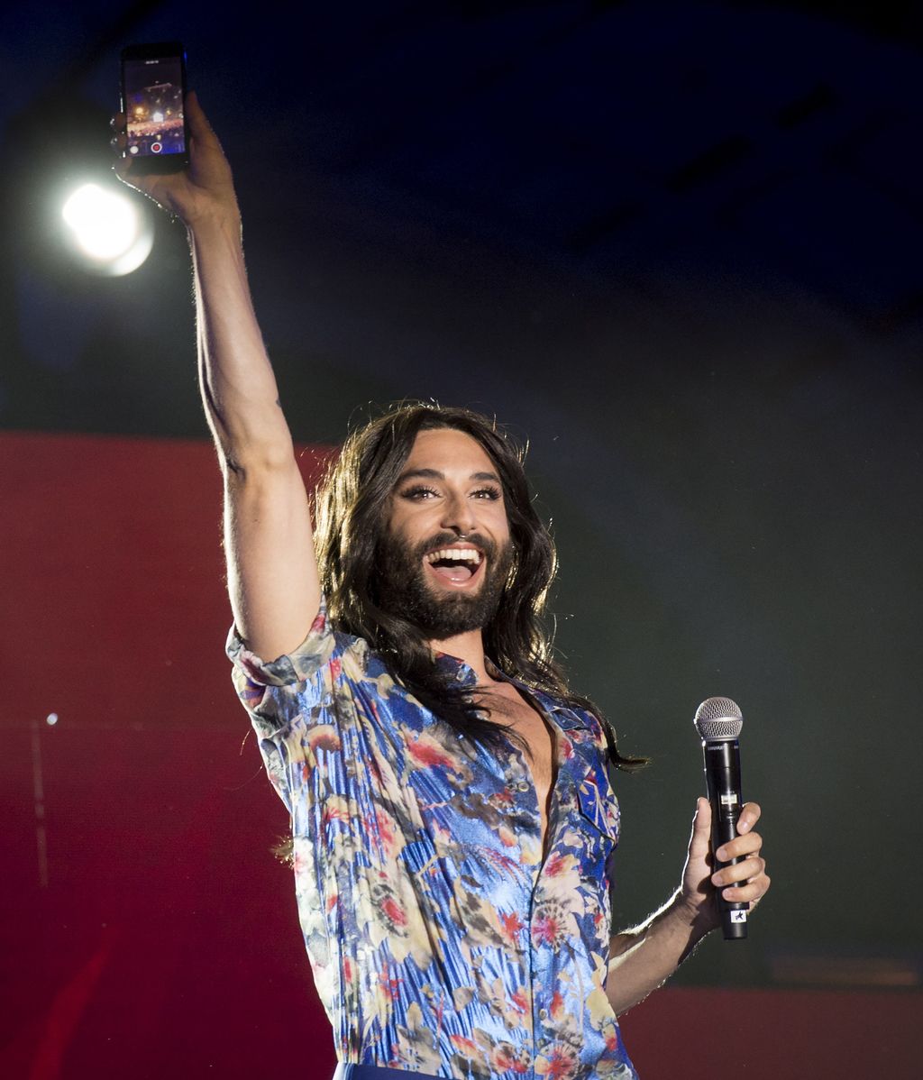 Conchita Wurst graba a los asistentes de su actuación en Gala Europride
