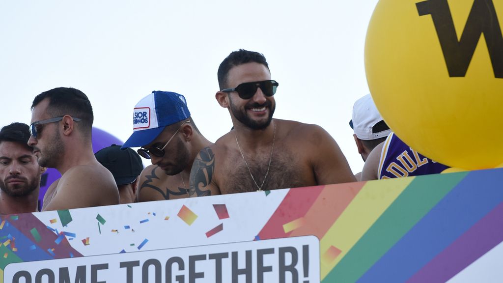 El ex concursante de 'Supervivientes', Eliad Cohen, se mostró así de sonriente durante todo el desfile