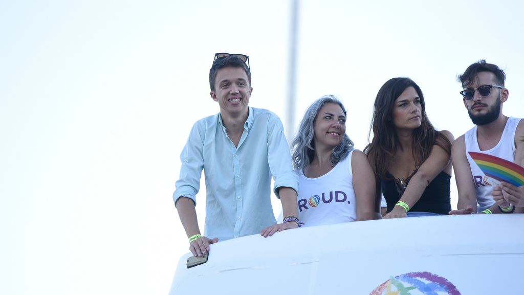 Íñigo Errejón se montó en la carroza de Podemos, junto a Clara Serra, y disfrutó del Orgullo 2017