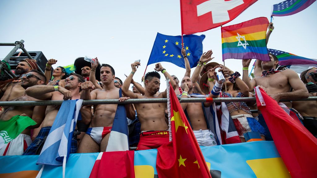 Participantes de todos los países disfrutaron del desfile