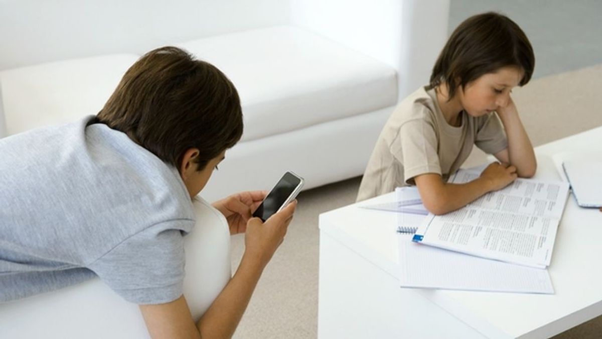 ¿Cómo enseñar a los menores a utilizar el móvil en vacaciones?