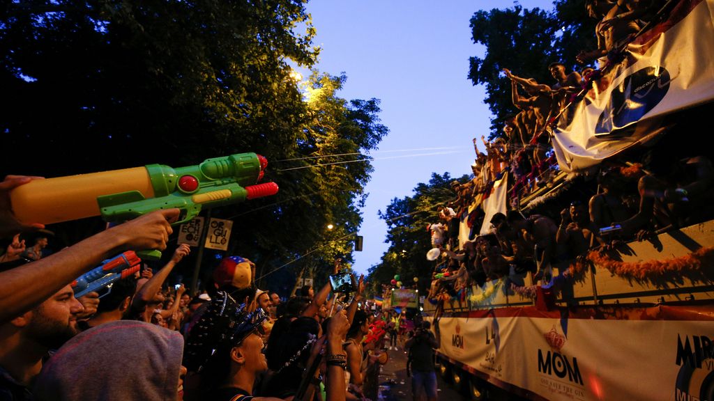 Espectadores animan a los participantes de la cabalgata