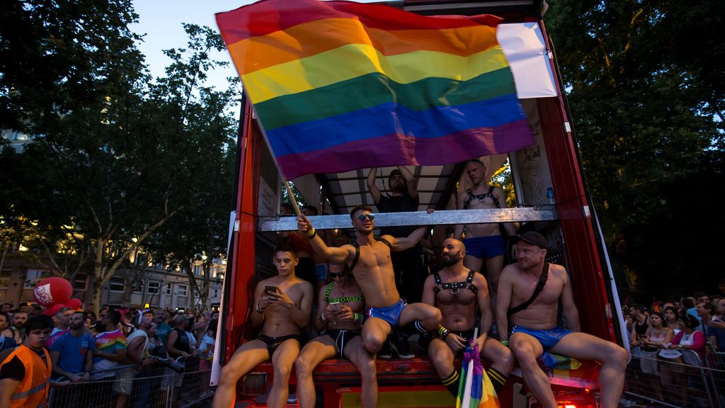 Participantes de la cabalgata ondean la bandera LGTBI
