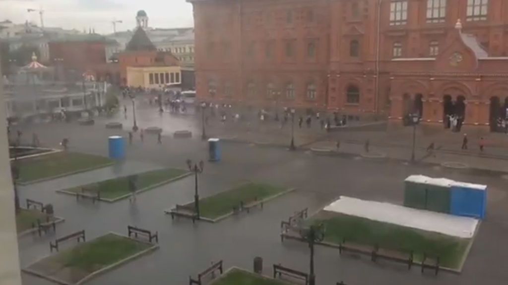 Baños portátiles toman vida propia en una fuerte tormenta en Moscú