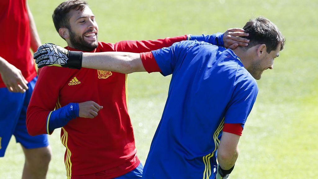 Iker Casillas se ‘burla’ del acento inglés de Jordi Alba en un vídeo de Piqué