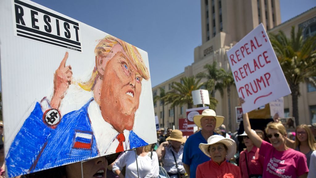 Miles de americanos piden la destitución de Trump en protestas en 46 ciudades
