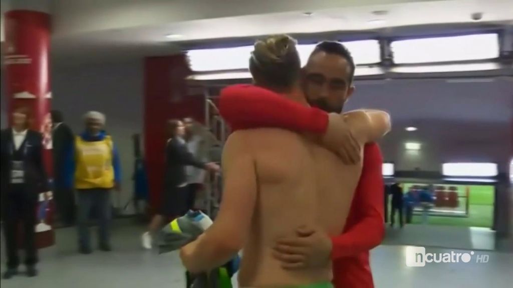 Ter Stegen y Claudio Bravo sellan su buena relación con dos abrazos en la final de la Confederaciones