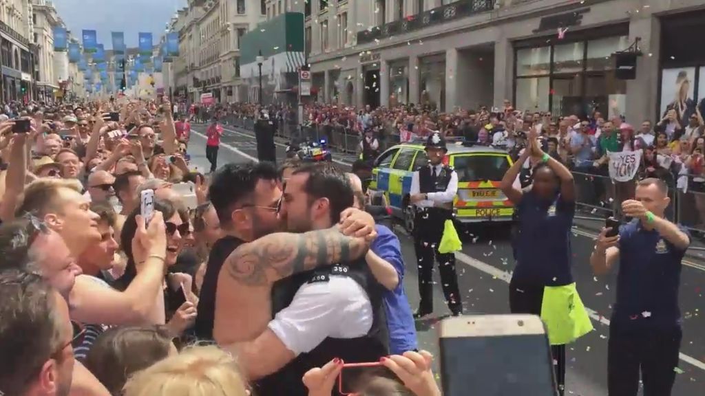 Le pide matrimonio durante el Orgullo Gay en Londres y ahora desearía no haberlo hecho