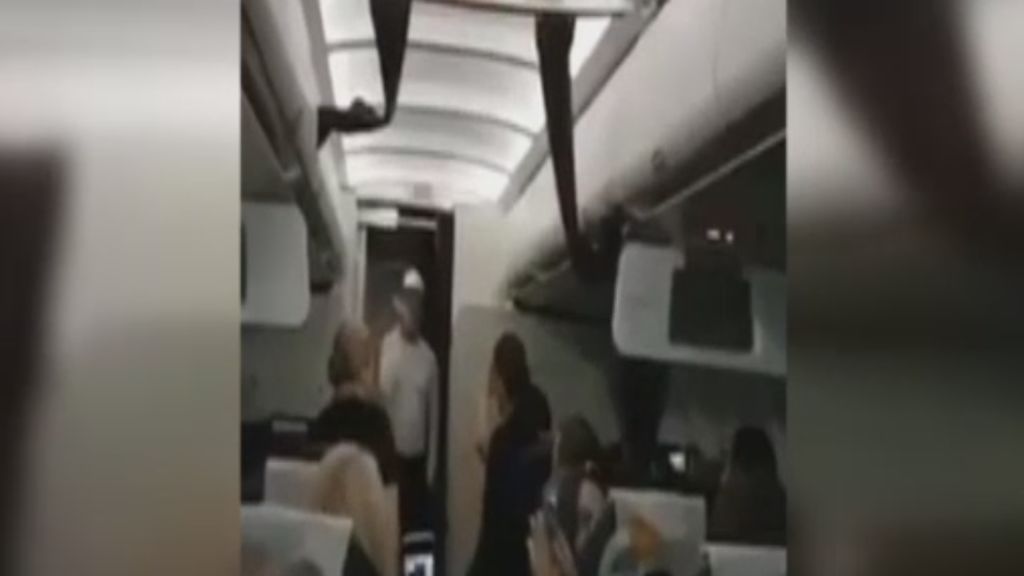 Un concursante de ‘La Voz’ canta a los pasajeros durante un aterrizaje de emergencia