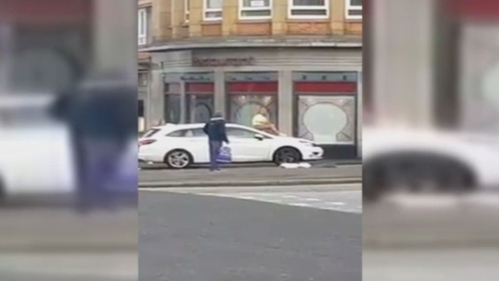 Brutal discusión entre una pareja que termina con la mujer sentada sobre el capó del coche