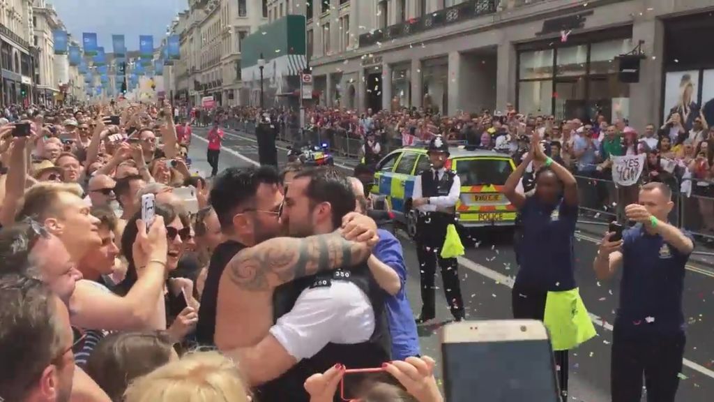 Le pide matrimonio durante el Orgullo Gay en Londres y ahora desearía no haberlo hecho