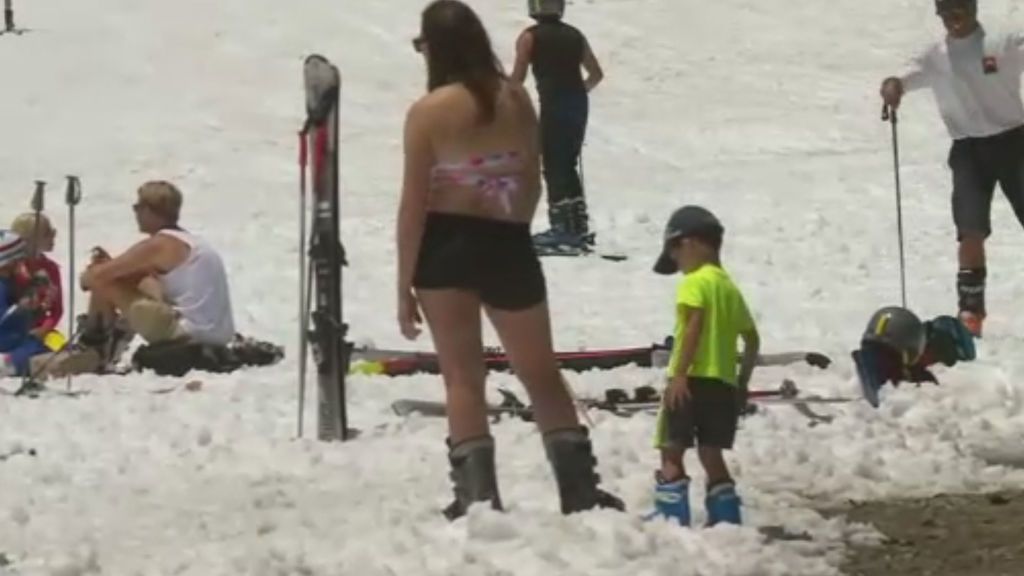 Esquiar en bañador es posible en el lago Tahoe, en EEUU