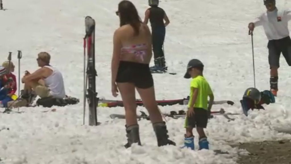 Esquiar en bañador es posible en el lago Tahoe, en EEUU