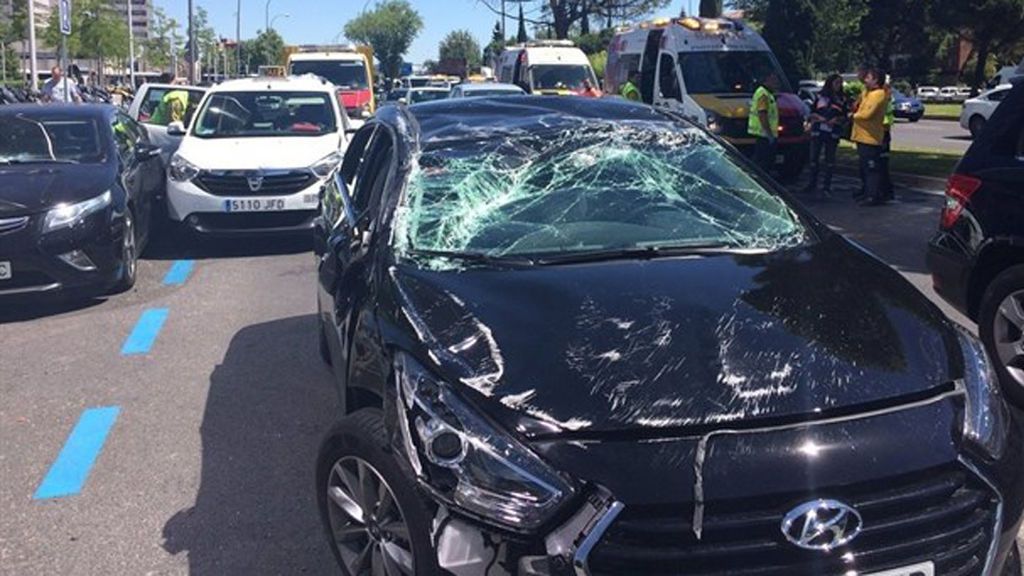 Cuatro heridos tras chocar un Uber contra un taxi en el Paseo de la Castellana