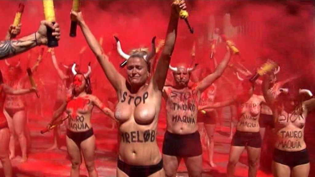 Los animalistas tiñen de rojo Pamplona por unos "Sanfermines sin sangre"