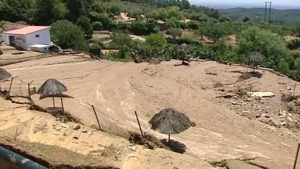 La rotura de una presa inunda la localidad cacereña de Valverde de la Vega
