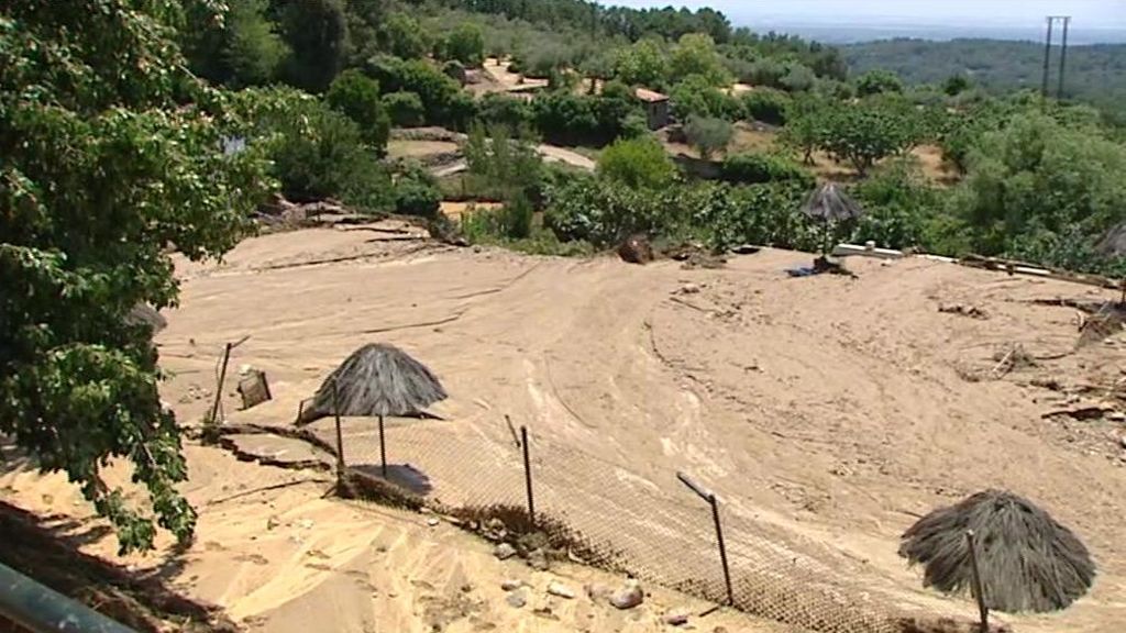 La rotura de una balsa de agua en Valverde de la Vera provoca una riada desastrosa