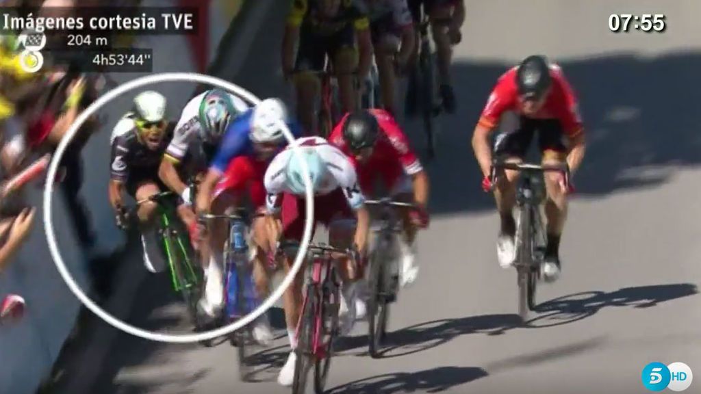 Así fue el brutal codazo de Sagan a Cavendish que le ha costado la expulsión del Tour de Francia