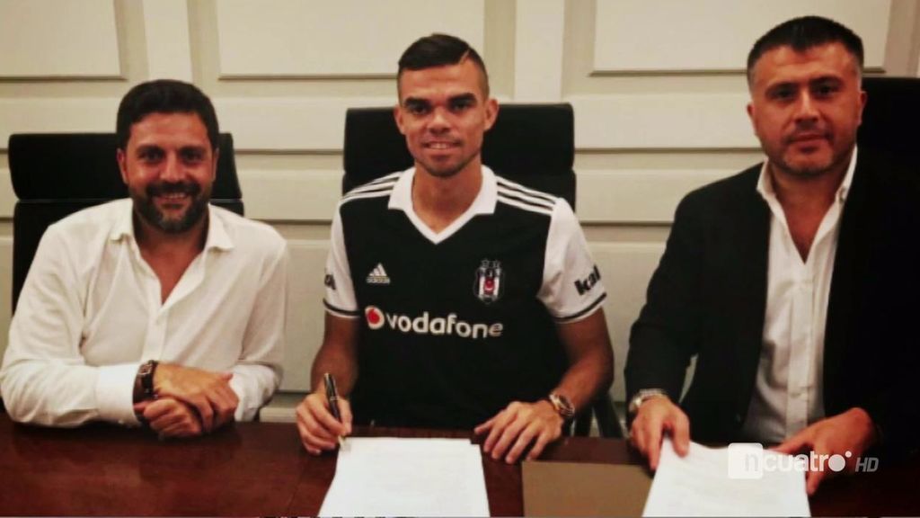 Locura en el aeropuerto de Estambul en la llegada de Pepe para fichar por el Besiktas