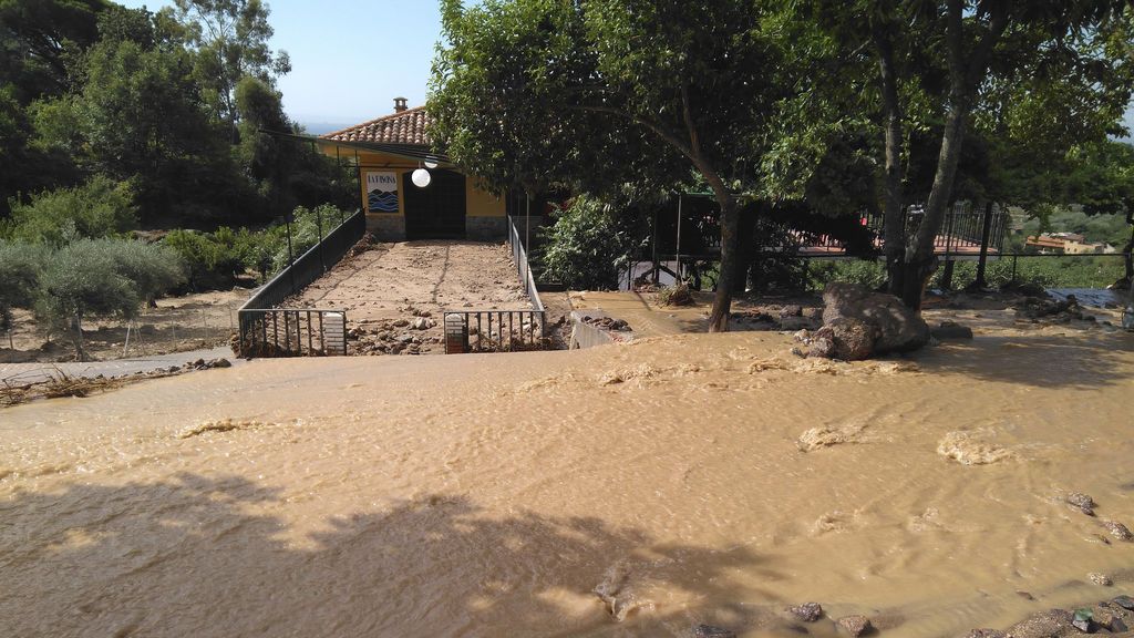 El agua y el lodo inundan las calles de Valverde de la Vera (Extremadura)