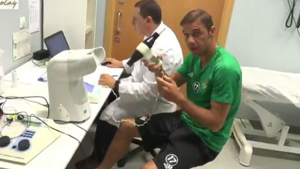 ¿Secador de pelo o espirómetro? La broma de Joaquín en el reconocimiento médico del Betis