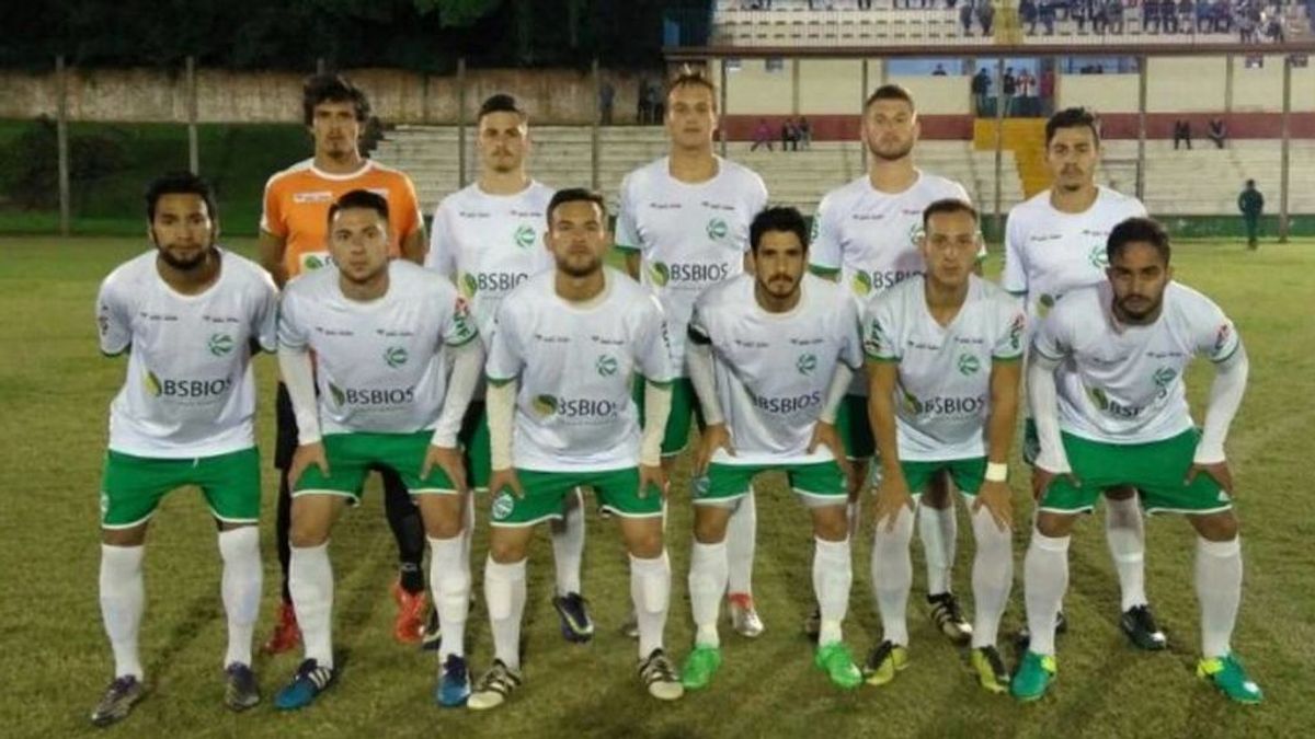 Expulsan a cuatro jugadores del Gaúcho por un vídeo homosexual masturbándose mutuamente en el vestuario Expulsan a cuatro jugadores del Gaúcho por un vídeo homosexual masturbándose mutuamente en el vestuario