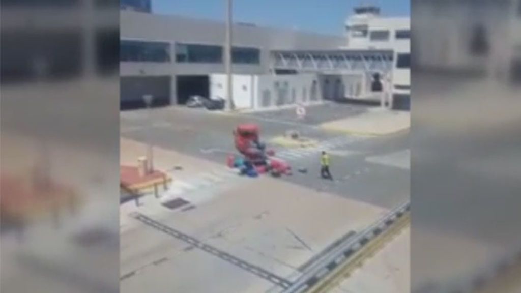 Un operario del aeropuerto de Ibiza cazado lanzando por los aires las maletas