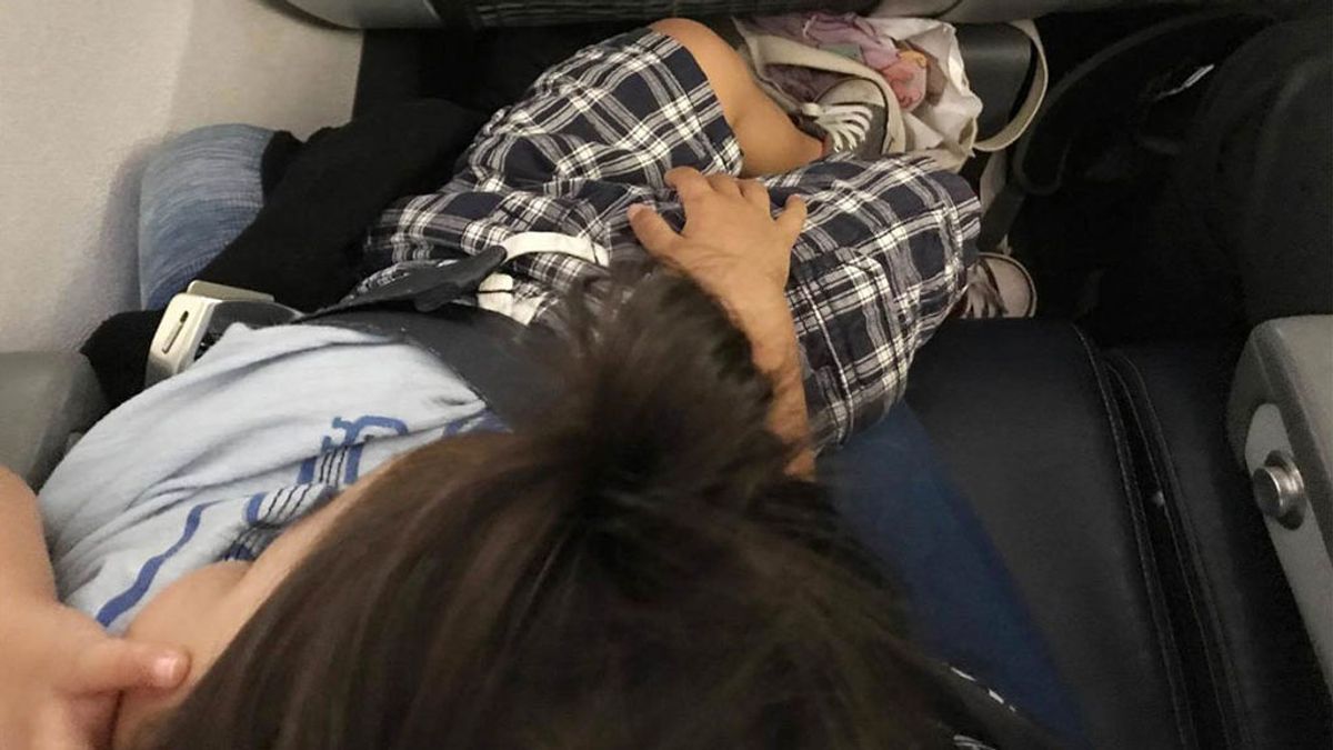 Nuevo incidente con United Airlines: obliga a una madre a llevar sobre sus piernas a su hijo porque vendió el asiento a otro pasajero