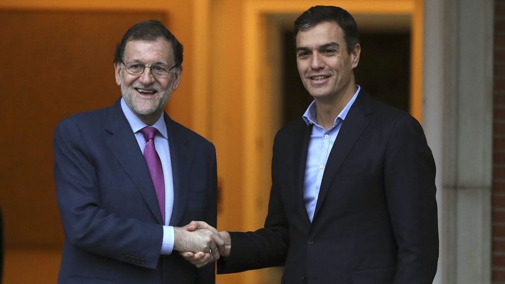Amistoso apretón de manos entre Rajoy y Sanchez en el Palacio de la Moncloa