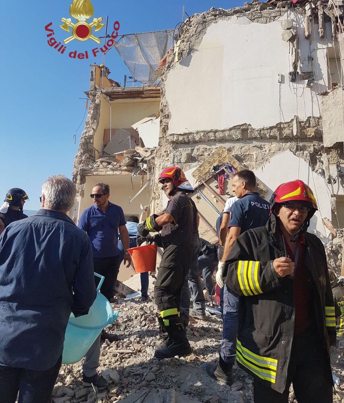 Atrapadas al menos dos familias al derrumbarse un edificio de cuatro pisos cerca de Nápoles