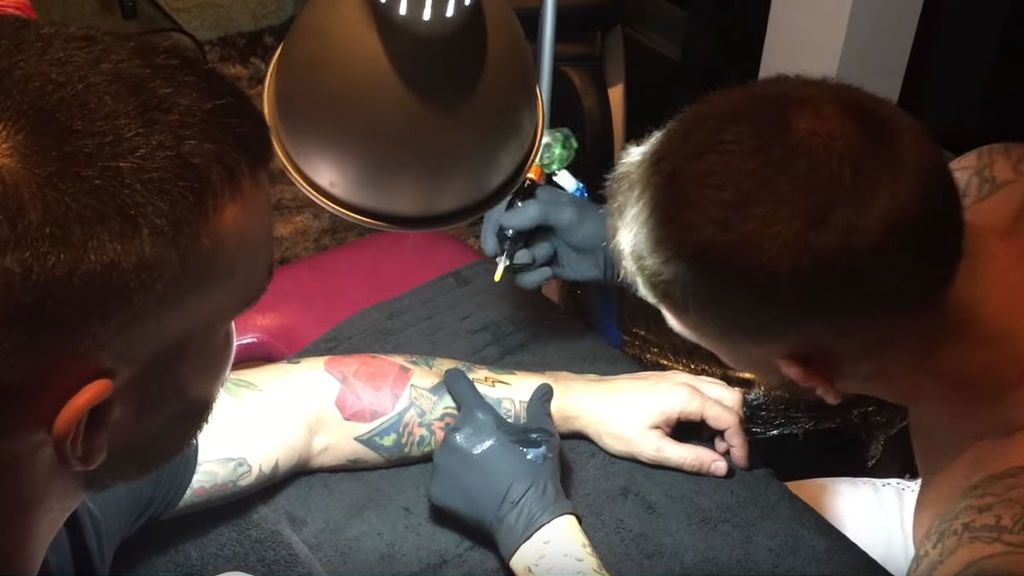 Ramos tatuando