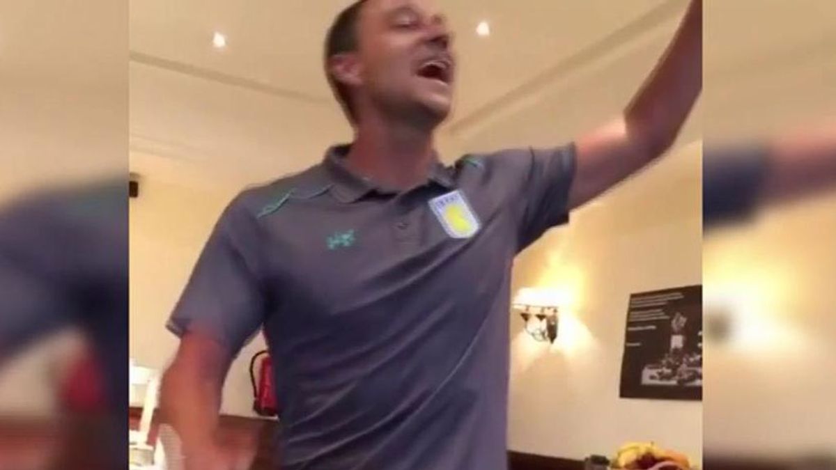 El 'novato' John Terry, de 36 años, cumple con la novatada del Aston Villa