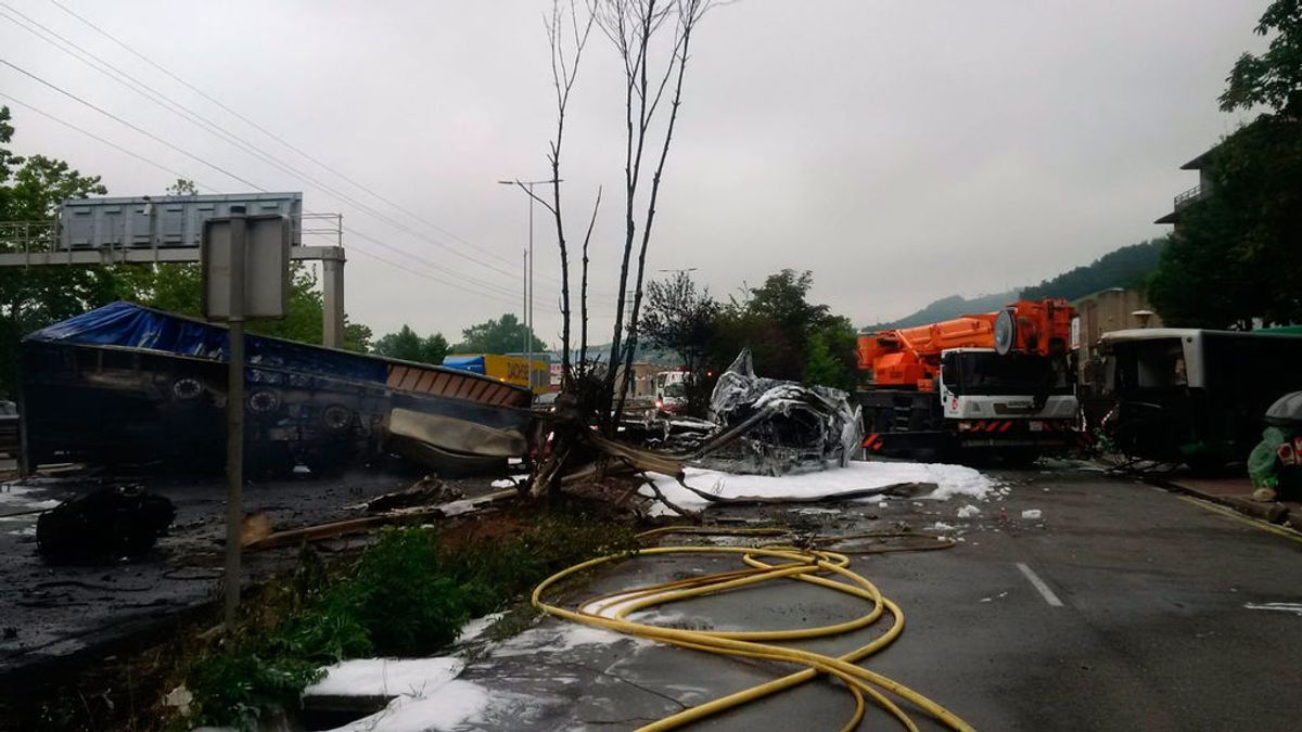 Heridas 17 personas, una grave, tras el choque entre un camión y un autobús en la N-1 a su paso por Irura (Guipúzcoa)