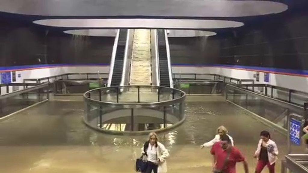 El Metro inundado, ríos de agua en las calles...: las consecuencias de las tormentas