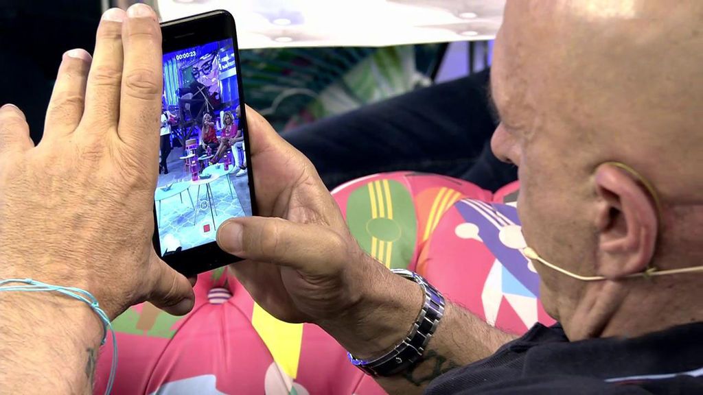 Kiko Matamoros graba a Belén Esteban con su móvil para enseñárselo a Laura M. Flores Kiko Matamoros graba a Belén Esteban con su móvil para enseñárselo a Laura M. Flores