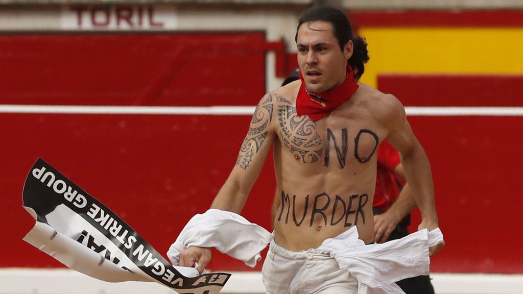 Tres espontáneos antitaurinos saltaron al ruedo en Sanfermines para abrazar al toro muerto