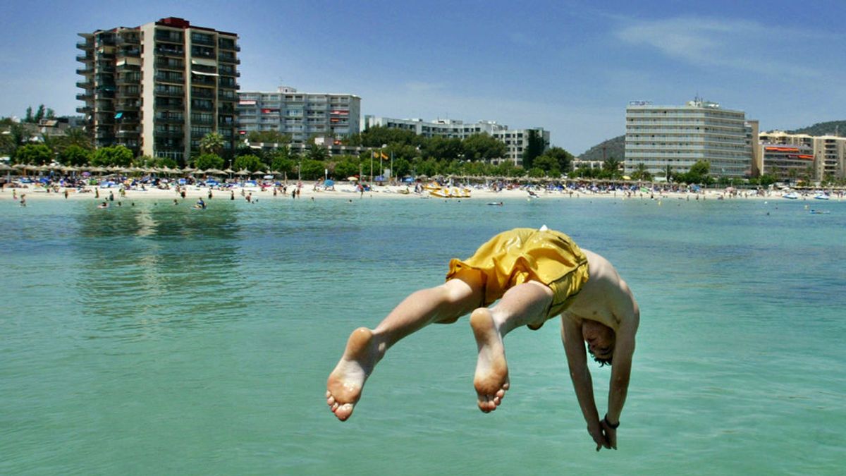 Un joven, en estado crítico tras hacer 'balconing' en un hotel de Ibiza