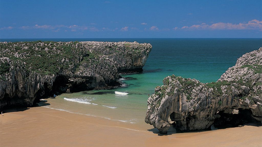 Playa de las Cuevas de Mar, en Asturias