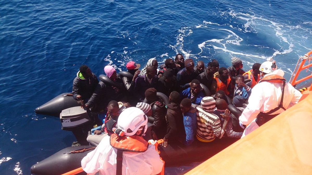Rescatados 145 inmigrantes de dos pateras en aguas del Estrecho