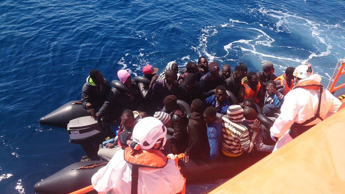 Rescatados 145 inmigrantes de dos pateras en aguas del Estrecho