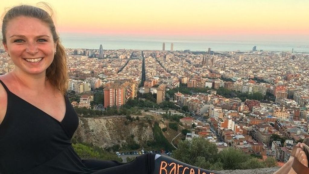 La pierna ortopédica de esta joven es la protagonista de todos sus viajes