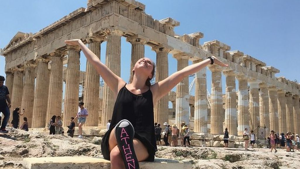 La pierna ortopédica de esta joven es la protagonista de todos sus viajes