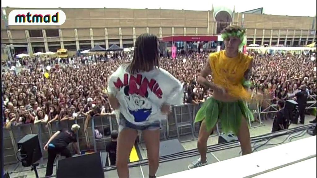 Dulceida, muy animada, baila con Jonan durante su DJ Set